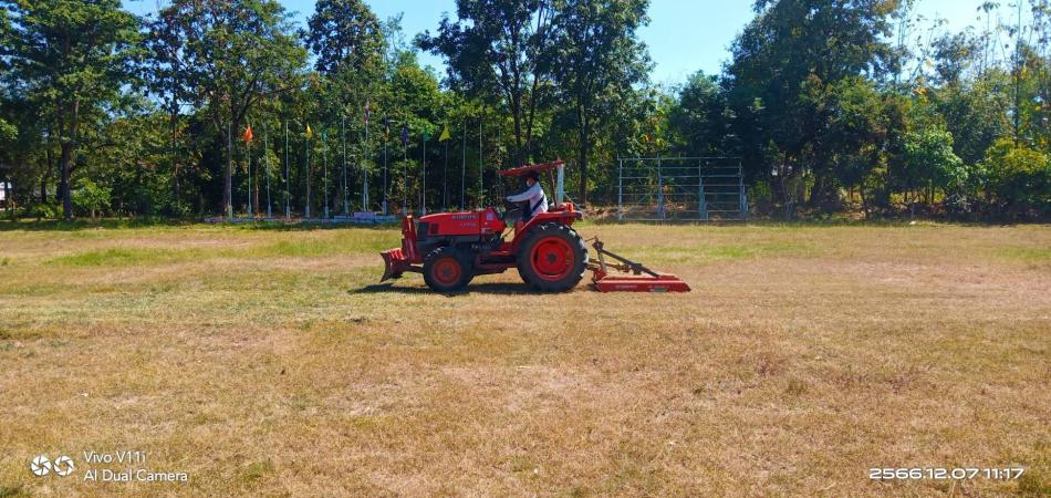 ตัดหญ้า บริเวณโรงเรียนบ้านดอนงัว