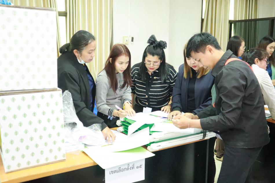 คณะกรรมการประจำหน่วยเลือกตั้ง (กปน.) รับหีบบัตรเลือกตั้งสมาชิกสภาองค์การบริหารส่วนตำบลและนายกองค์การบริหารส่วนตำบลหนองบัวฮี ณ ห้องประชุมองค์การบริหารส่วนตำบลหนองบัวฮี