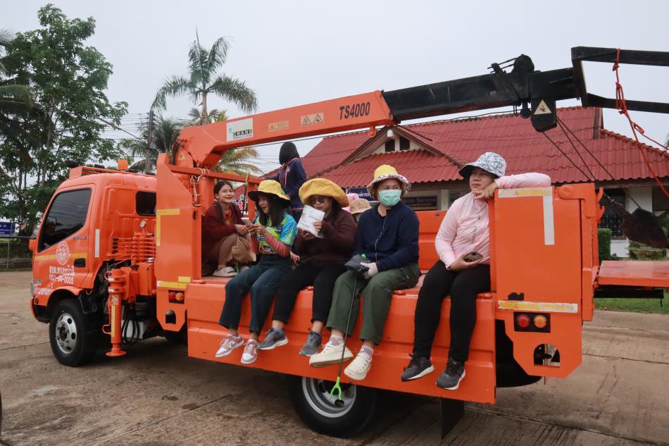 ดำเนินการตามนโยบายรักษาความสะอาด  เส้นทางถนนสายหลักและสายรองในเขตพื้นที่ตำบลหนองบัวฮี