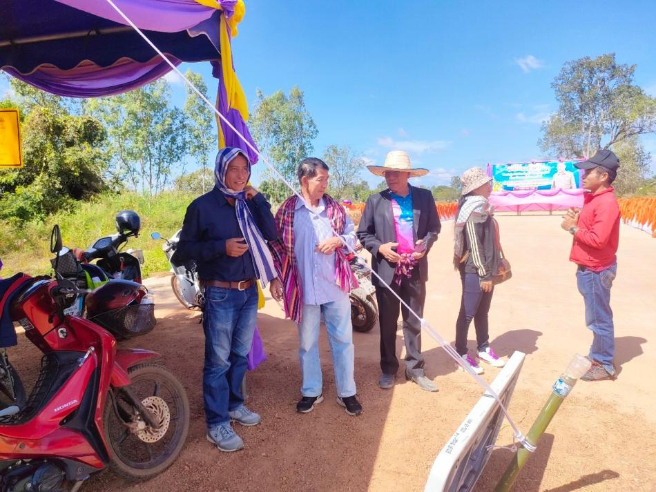 เตรียมสถานที่ในพิธีเปิดโครงการก่อสร้างข้ามลำห้วยไผ่ บ้านดอนงัว ม.7 ต.หนองบัวฮี เชื่อมต่อ บ้านชาดฮี ตำบลนาโพธิ์ อำเภอพิบูลมังสาหาร จังหวัดอุบลราชธานี